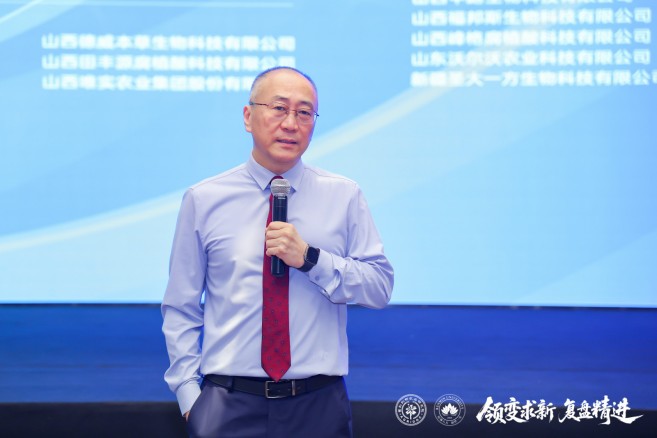 初笑钢老师.jpg